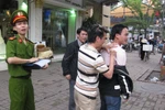 Toàn bộ ảnh Đàm Vĩnh Hưng bị 2 công an 'bủa vây' trên phố Huế
