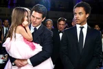 Katie Holmes đột ngột ký đơn ly dị Tom Cruise