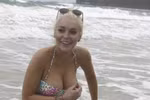 "Bỏng mắt" Lindsay Lohan một mình tắm biển ở Hawaii