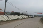 Chùm ảnh: Phát hoảng nhìn miến "trộn" bụi bẩn trên đường quốc lộ
