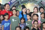Bộ trưởng Nguyễn Thị Kim Tiến thăm, tặng quà cho trẻ em mồ côi, khuyết tật