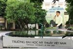 Hiệu trưởng trước vừa làm sân vườn, đài phun nước ông Sửu cho đập đi, xây mới 