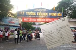 Trường Tiểu học Trung Hòa bán sách cho phụ huynh "bia một, lạc mười"