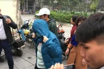 Bà Quy trùm kín mặt đến phiên tòa xử vụ học sinh Gateway tử vong
