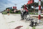 Đứng đợi tàu qua, một công nhân bị 'hút' vào gầm tàu chết thảm
