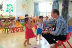 Cho trẻ 5 tuổi làm quen tiếng Anh, mỗi trường khó một kiểu 