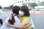 Những cái ôm khích lệ sĩ tử trước giờ "vượt vũ môn": "Làm bài thi tốt con nhé!"