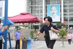 Môn thi cuối cùng xong, thí sinh hồ hởi hô to: "Kết thúc rồi!"