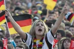 Cháy cùng những CĐV nữ xinh đẹp của "Die Mannschaft"