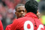 Evra và Suarez bắt tay mà chẳng thèm nhìn mặt nhau