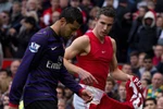 Arsene Wenger nổi giận với sao Arsenal xin áo Van Persie ngay hiệp 1