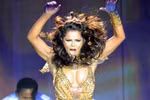 Cheryl Cole nhảy bốc lửa, khoe vòng một nóng bỏng trên sân khấu