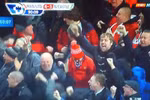 Fan M.U ngủ gật khi Old Trafford nổ tung với bàn thắng của Chicharito