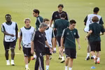 Góc ảnh: Real Madrid 'căng như dây đàn' trước đại chiến Man City
