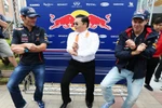 Clip: PSY dạy nhà vô địch F1 nhảy Gangnam Style