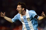 Messi sắp vĩ đại như Pele, Rooney toan 'vượt mặt' Gerrard
