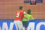 Đội trưởng Arsenal ôm eo, 'sàm sỡ' trọng tài nữ ngay trên sân