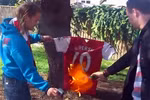 Clip: Fan Arsenal khắp thế giới rủ nhau đốt áo Van Persie 'phản bội'