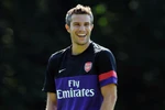Wenger: Làm sao tôi quên được Van Persie (!?)