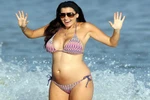 Bụng bầu, bồ cũ Giggs vẫn quyến rũ với bikini trên bờ biển
