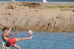 Fabregas ngẫu hứng tung volley đẹp mắt trong... bể bơi