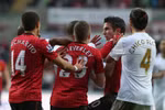 Cận cảnh tình huống Van Persie bị đối thủ sút trúng đầu