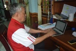 Cụ ông 83 tuổi ngày ngày chống gậy đi học cao học