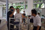 Trường Đại học sản xuất Robot vận chuyển trong khu cách ly Covid-19