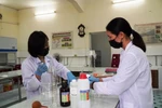 Giảng viên Trường Bách khoa điều chế nước sát khuẩn giúp sinh viên chống Corona