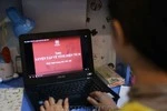 Phụ huynh học sinh lớp 1 vừa cười vừa khóc vì con học trực tuyến