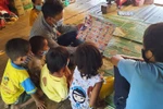 Thầy giáo mầm non đến từng nhà đồng bào hướng dẫn phòng tránh "con Covid"