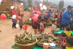 Bố mẹ góp gạo cùng Trường Mầm non Tà Tổng cho các con gói bánh chưng đón Tết