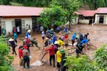 Thầy cô gạt nước mắt đi qua lũ dữ 20 năm chưa từng thấy ở Nậm Nhừ
