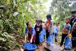 Học sinh, thầy cô vùng cao Sìn Hồ chật vật vì thiếu nước
