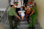 Xúc động hình ảnh chiến sĩ công an cõng thí sinh gãy chân ở Quảng Trị