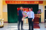 Hiệu trưởng trường Xy bị tố chặn tiền của học sinh nghèo