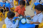 Cận cảnh bữa cơm trưa ngày “giáp hạt” của học trò vùng biên ở Quảng Trị