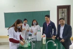 Thầy cô giáo trường Hướng Hóa pha sẵn nước rửa tay khô chờ học sinh đến trường