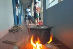Ấm lòng bữa cơm của cô, thầy nấu cho học trò giữa vùng lũ dữ