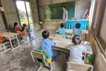 Thầy trò Thôn Cuôi mong sớm thoát cảnh học trong "lò lửa" mỗi mùa gió Lào thổi