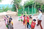 Học sinh nghèo Nậm Nhừ ủng hộ miền Trung lũ lụt bằng những món quà đặc biệt