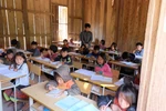 Thăm lại điểm trường học sinh khai giảng bên bờ suối