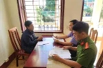 Khởi tố phụ huynh cầm dao bắt hiệu trưởng quỳ, nhà trường cũng nhận một phần lỗi