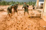 Một số trường ở miền núi Quảng Trị ngập bùn non, bộ đội hỗ trợ thầy cô dọn dẹp