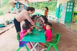 Hai “bông hoa ban” thắp sáng con chữ ở bản Mông