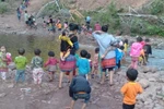 Lên Nậm Dính cùng các cô giáo cõng học trò đến lớp