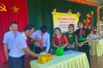 Thầy và trò ở huyện Nậm Pồ hào hứng "mổ lợn" tiết kiệm trong lễ khai giảng