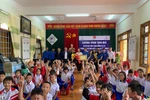 Các em yên tâm, ngày mai dù ít dù nhiều cô vẫn xin sách vở về cho các em