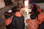 Những hình ảnh ấm áp của học sinh vùng cao Nậm Pồ ngày rét buốt