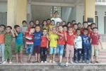 Cô giáo địu con 13 ngày tuổi ròng rã 3 tiếng lên vùng cao dạy học 